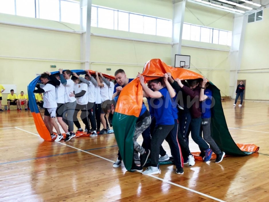 Гусеница — забавный реквизит для эстафет зимой и летом