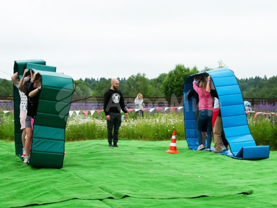 Гусеница — забавный реквизит для эстафет зимой и летом