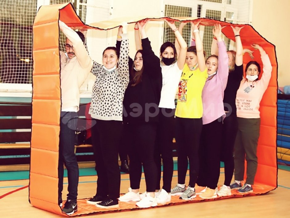 Гусеница — забавный реквизит для эстафет зимой и летом