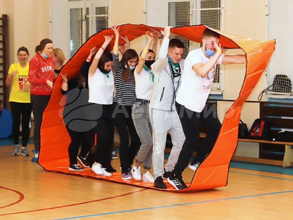 Гусеница — забавный реквизит для эстафет зимой и летом