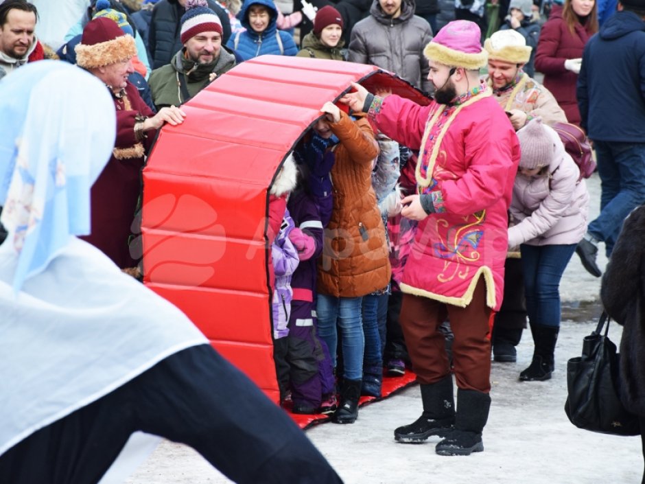 Гусеница — забавный реквизит для эстафет зимой и летом