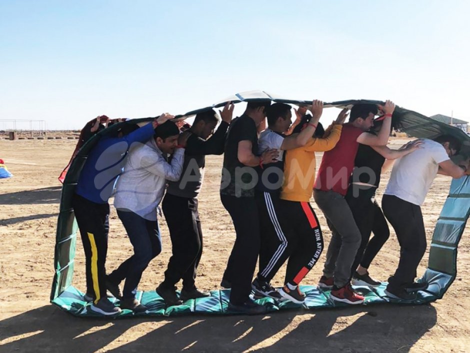 Гусеница — забавный реквизит для эстафет зимой и летом