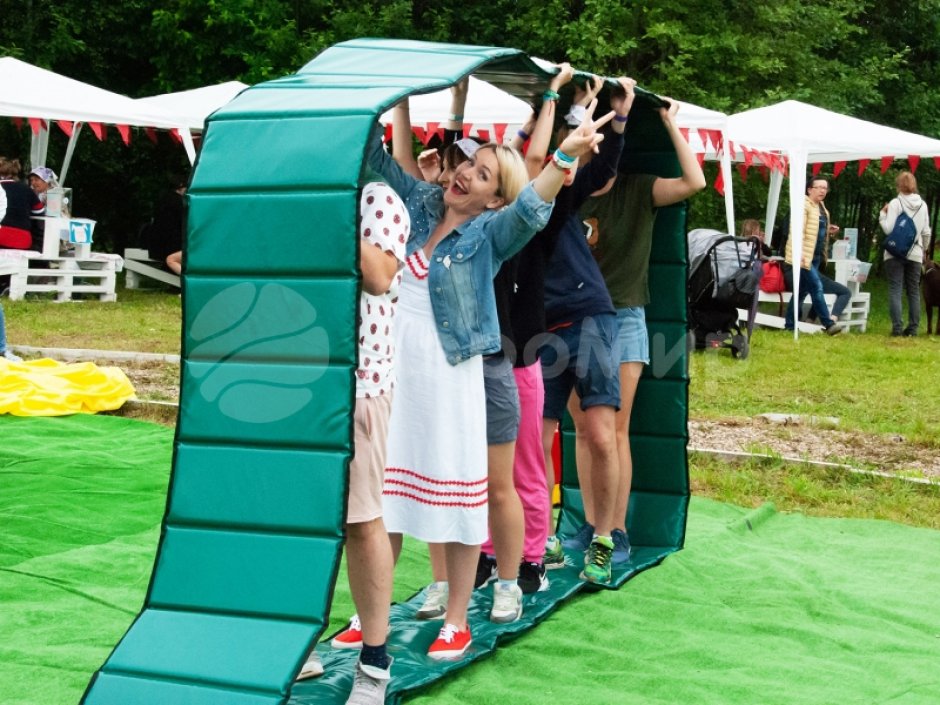 Гусеница — забавный реквизит для эстафет зимой и летом