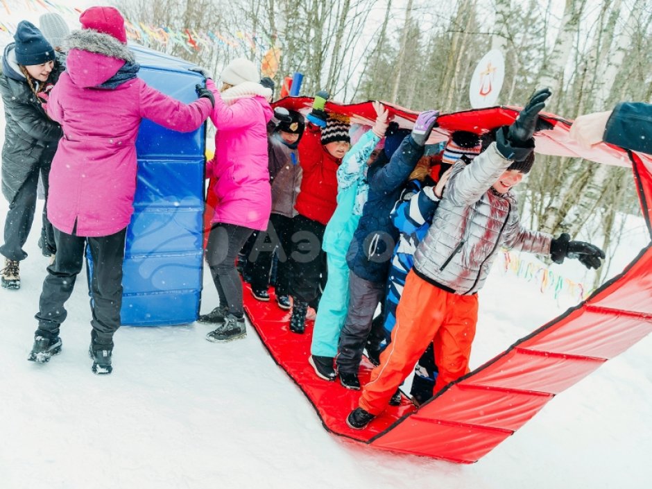 Гусеница — забавный реквизит для эстафет зимой и летом