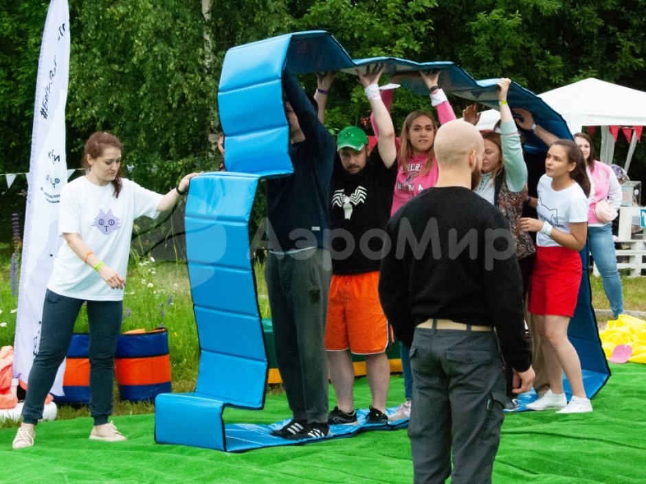 Гусеница — забавный реквизит для эстафет зимой и летом