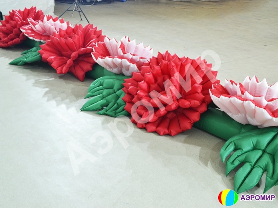 Надувные цветы гвоздики — гирлянда из гвоздик
