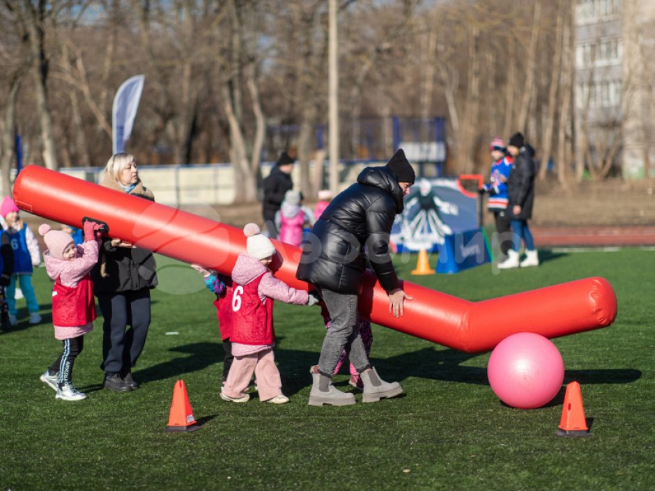 Гигантский хоккей — огромные клюшки и шайба для развлечения и командных игр