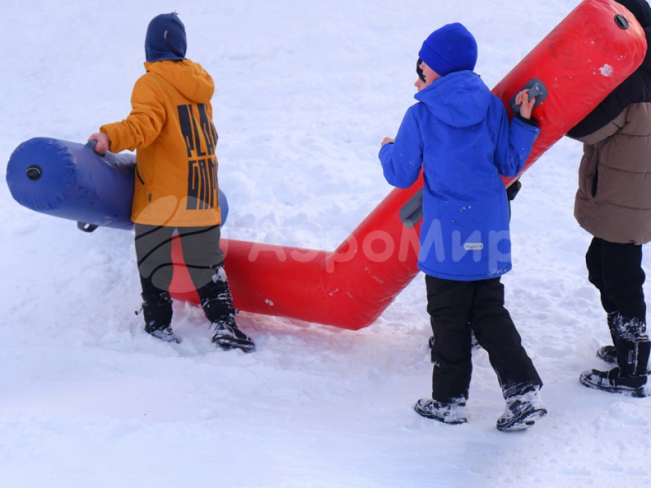 Гигантский хоккей — огромные клюшки и шайба для развлечения и командных игр
