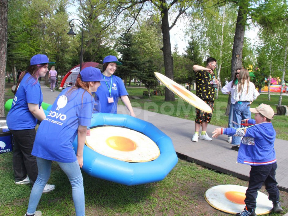 Командная забава — лови сковородкой