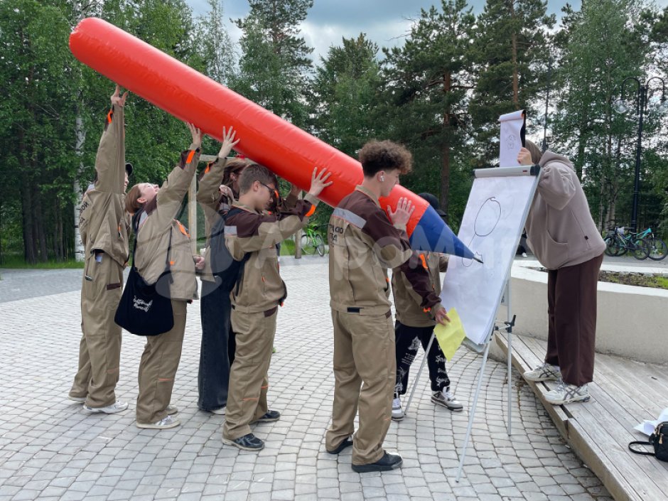 Гигантский карандаш черно-красный