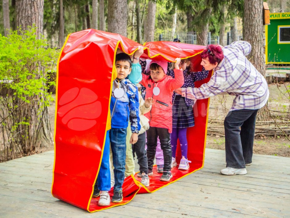 Гусеница — забавный реквизит для эстафет зимой и летом