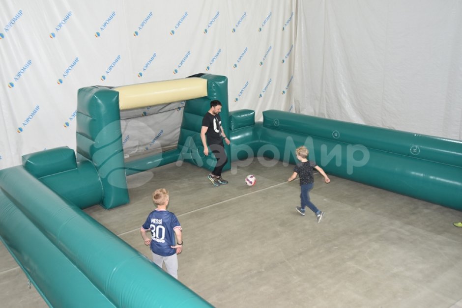 Надувной кикер — командная игра в футбол