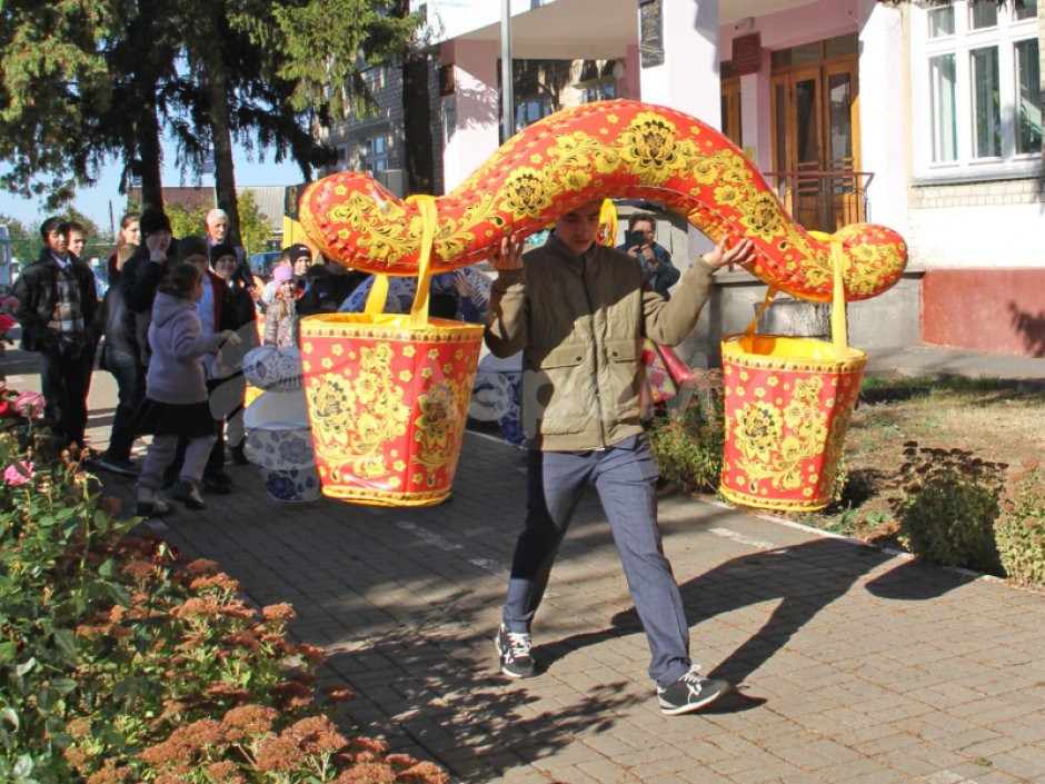 Коромысло — аттракцион для эстафет, тимбилдингов, городских праздников и детских мероприятий.