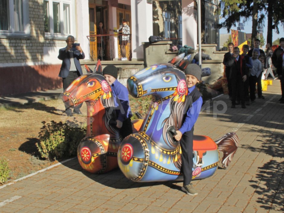 Лошадиные скачки — командный игровой реквизит для забегов и эстафет