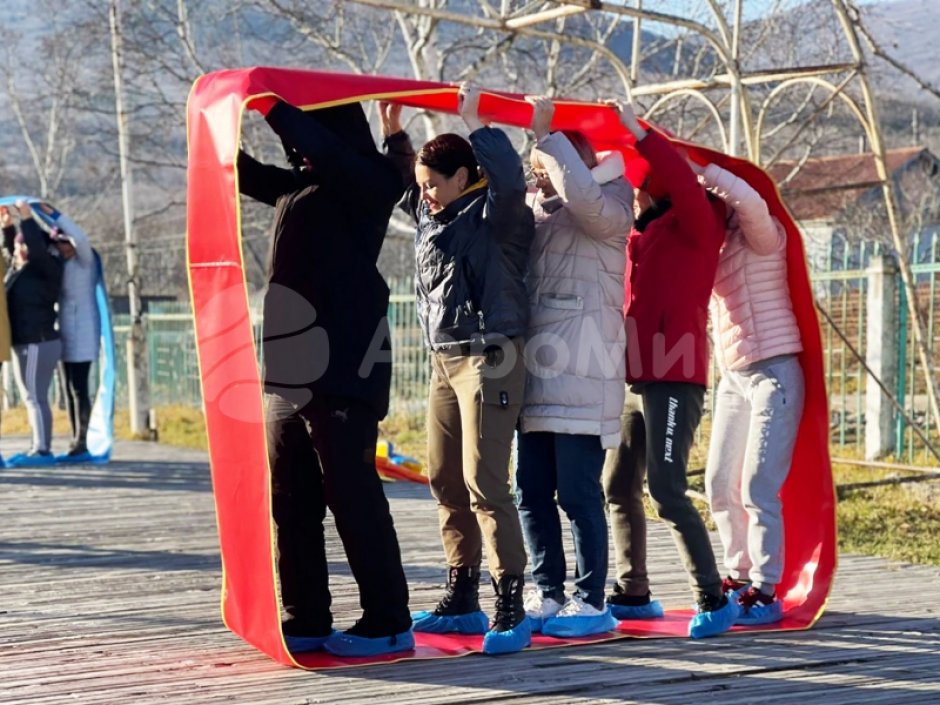 Гусеница — забавный реквизит для эстафет зимой и летом