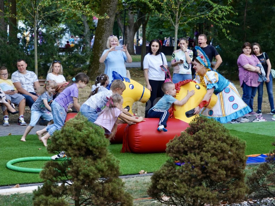 Лошадиные скачки — командный игровой реквизит для забегов и эстафет