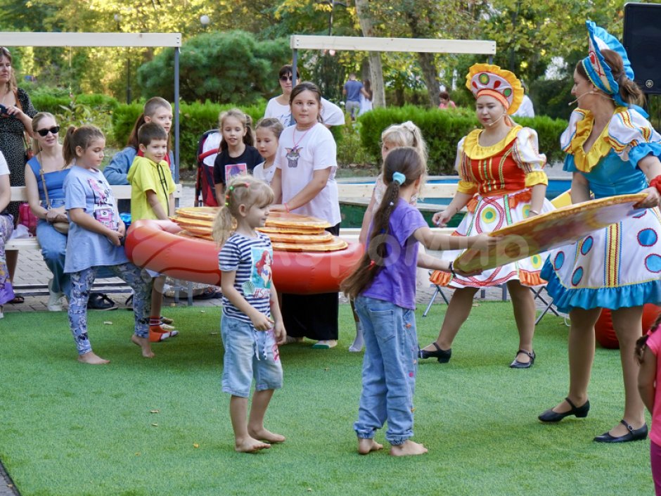 Командная забава — лови сковородкой