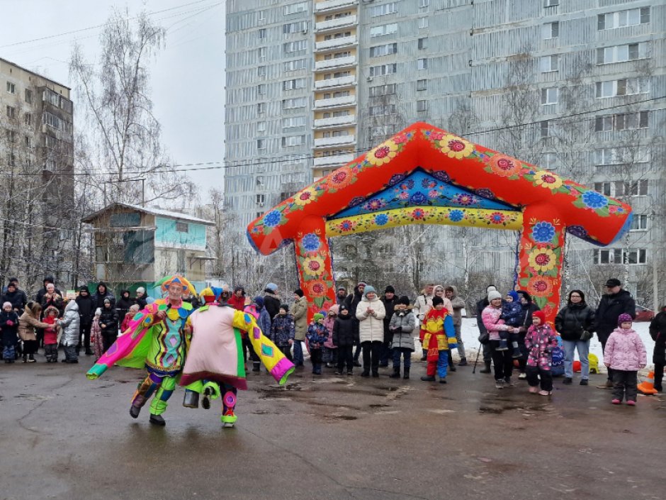 Надувная арка Избушка с декором к Масленице, Ярмаркам