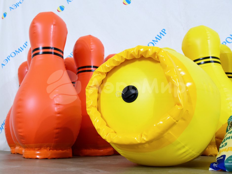 Надувные кегли с мячом