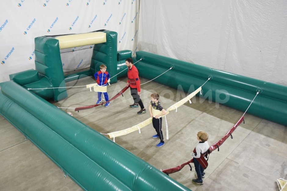 Надувной кикер — командная игра в футбол