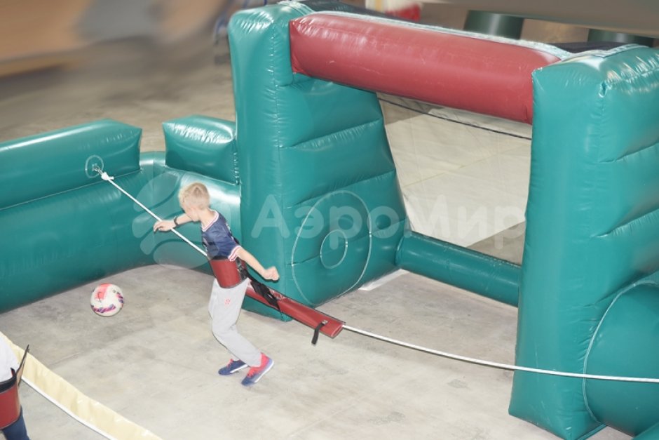 Надувной кикер — командная игра в футбол