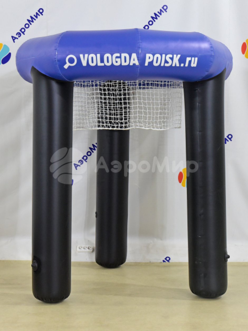 Большое баскетбольное кольцо с гигантским мячом