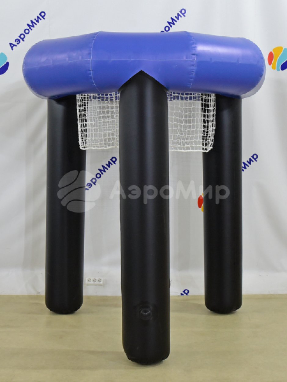 Большое баскетбольное кольцо с гигантским мячом