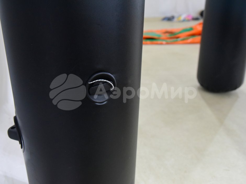 Большое баскетбольное кольцо с гигантским мячом