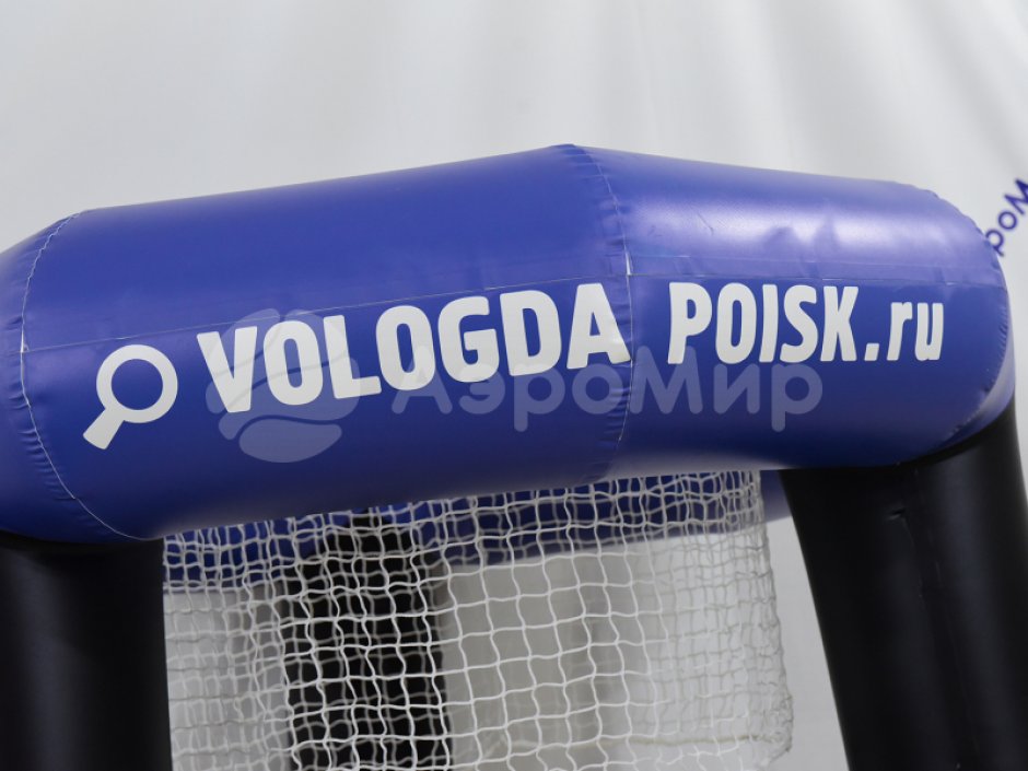 Большое баскетбольное кольцо с гигантским мячом