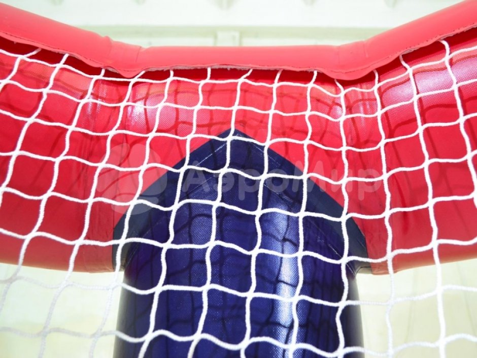 Большое баскетбольное кольцо с гигантским мячом