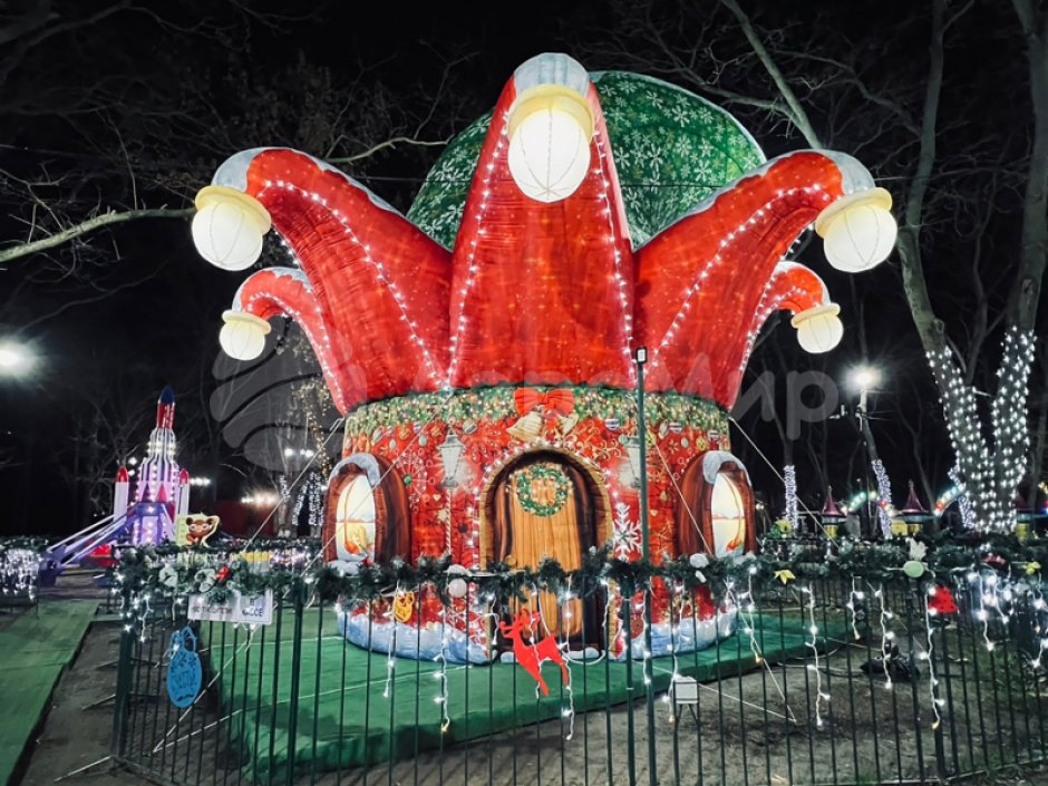 Колпак дом — новогодняя надувная конструкция с фотозоной внутри