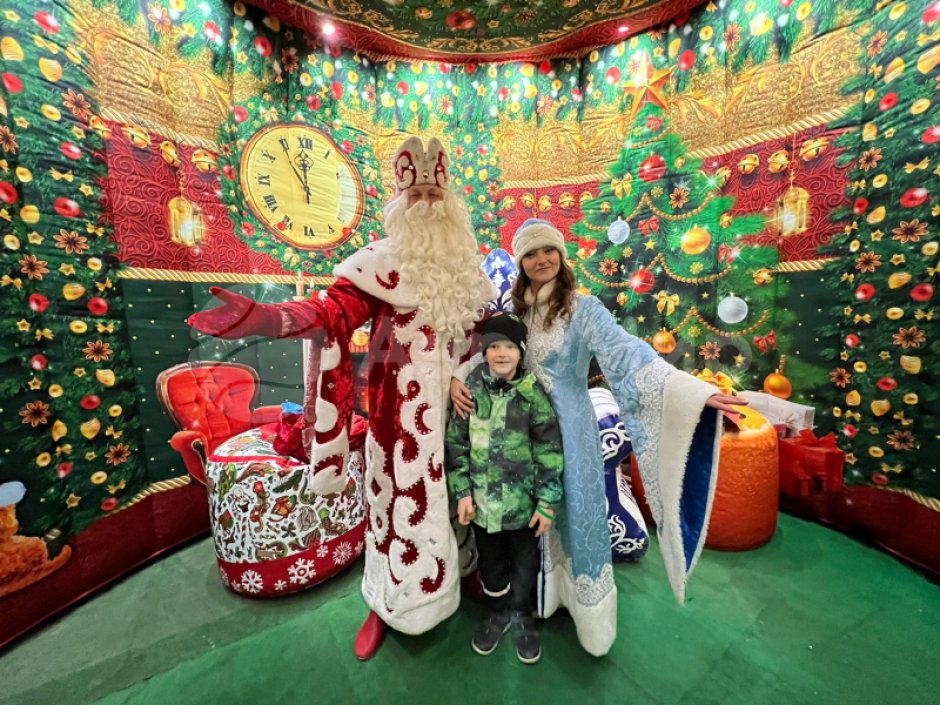 Колпак дом — новогодняя надувная конструкция с фотозоной внутри