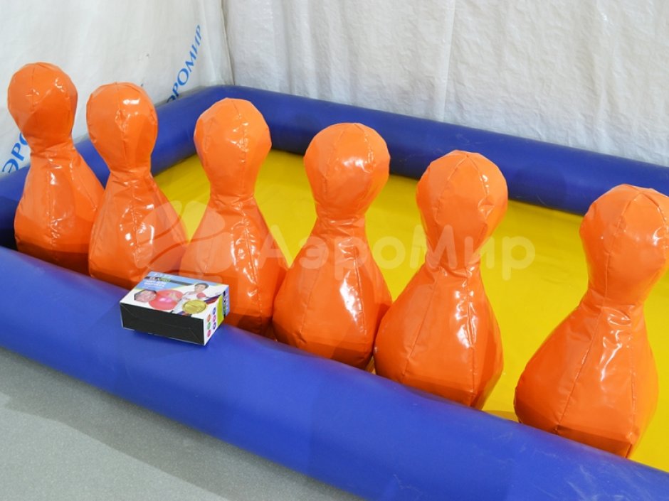Гигантский боулинг — надувное игровое поле и мягкие кегли больших размеров