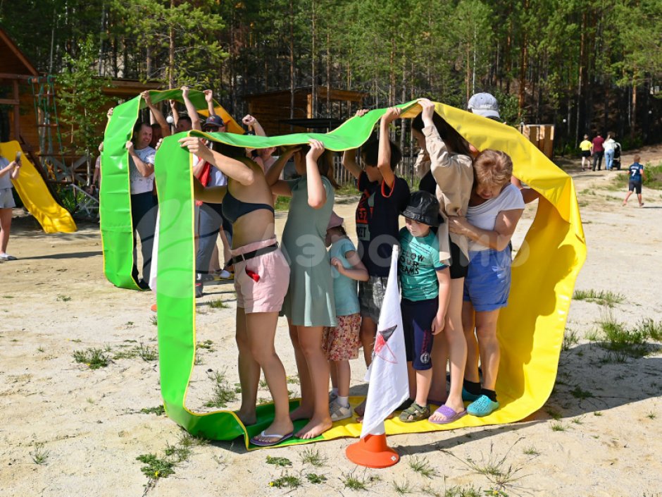 Гусеница — забавный реквизит для эстафет зимой и летом