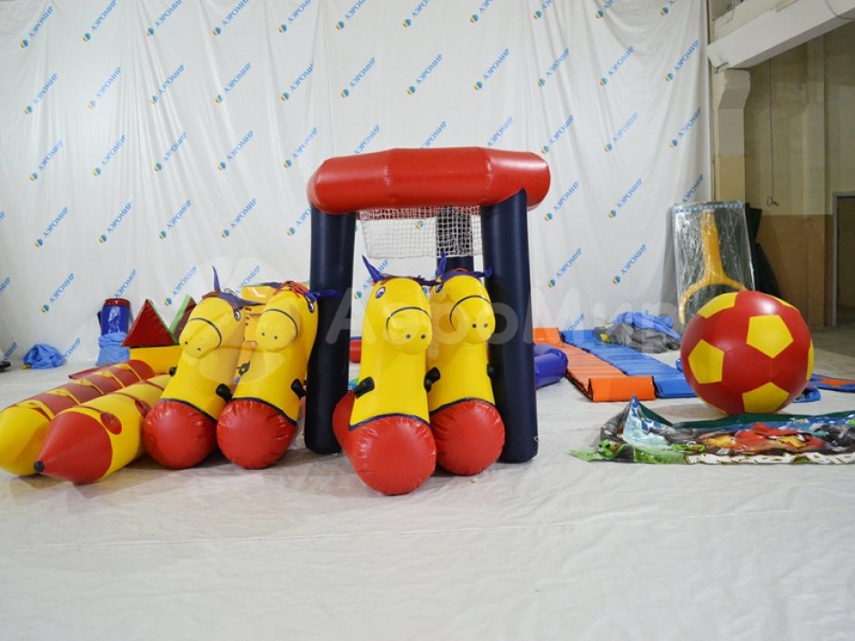 Большое баскетбольное кольцо с гигантским мячом