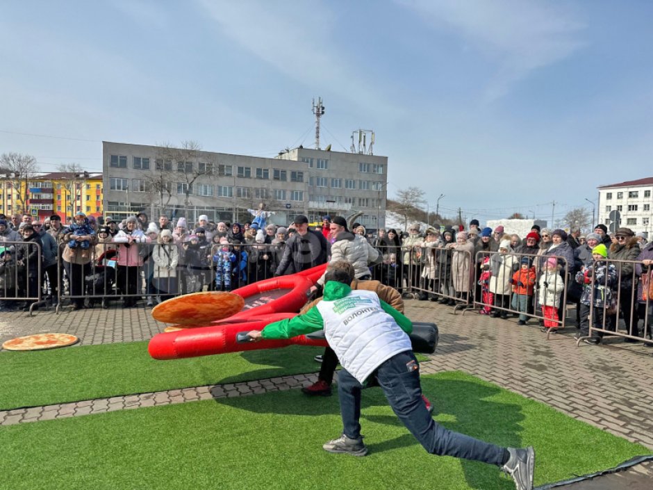 Командная забава — лови сковородкой