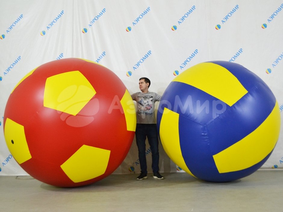 Гигантский футбольный мяч