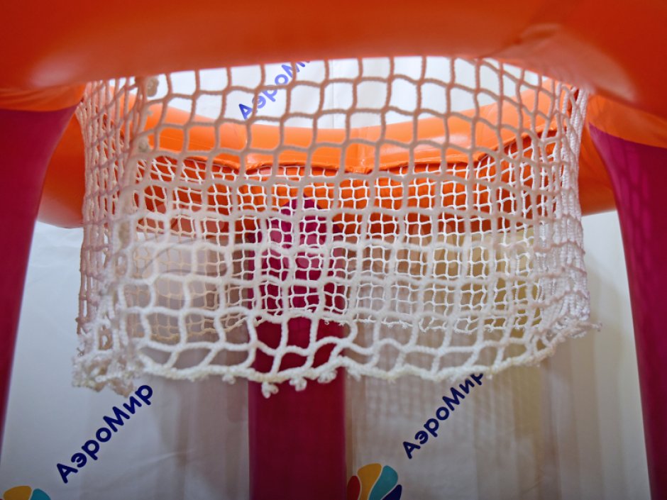 Большое баскетбольное кольцо с гигантским мячом