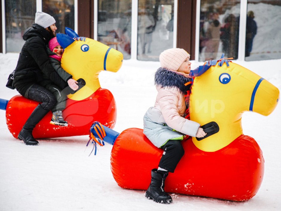 Лошадиные скачки — командный игровой реквизит для забегов и эстафет