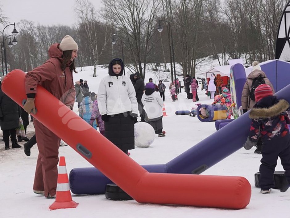 Гигантский хоккей — огромные клюшки и шайба для развлечения и командных игр