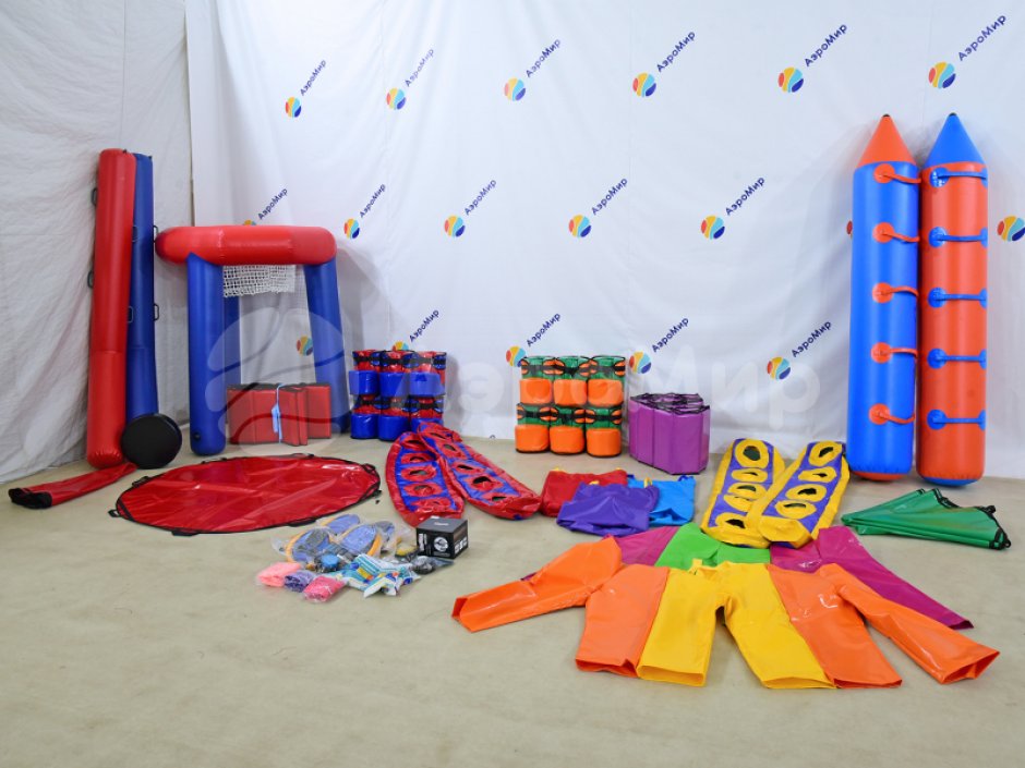 Большое баскетбольное кольцо с гигантским мячом