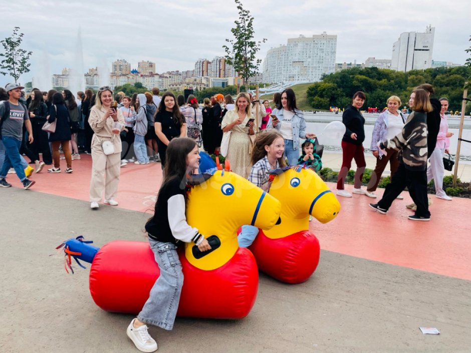 Лошадиные скачки — командный игровой реквизит для забегов и эстафет