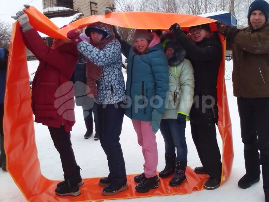 Гусеница — забавный реквизит для эстафет зимой и летом