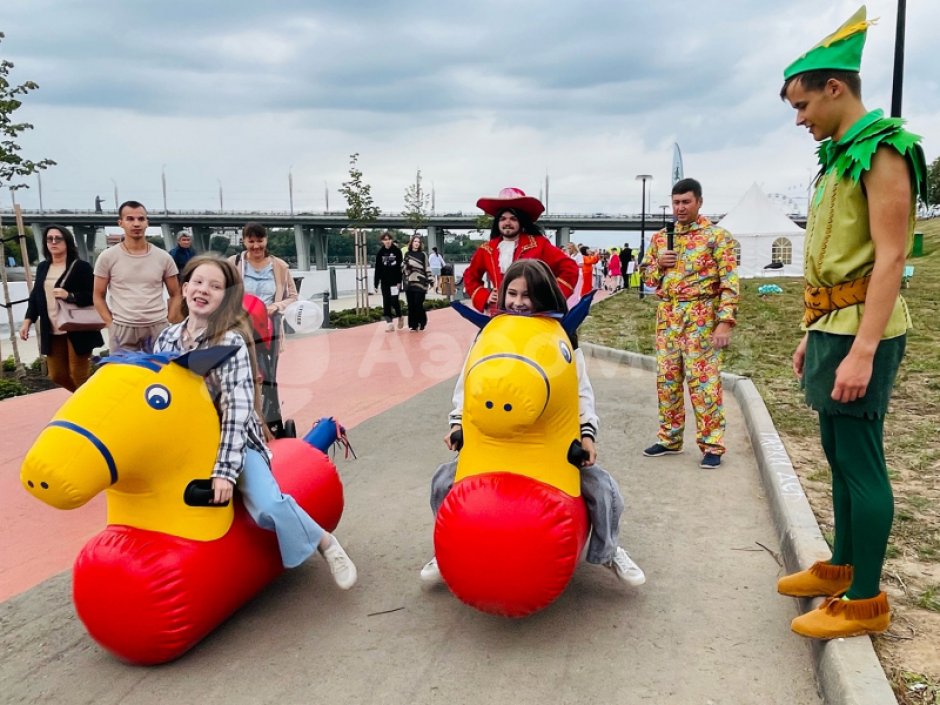 Лошадиные скачки — командный игровой реквизит для забегов и эстафет