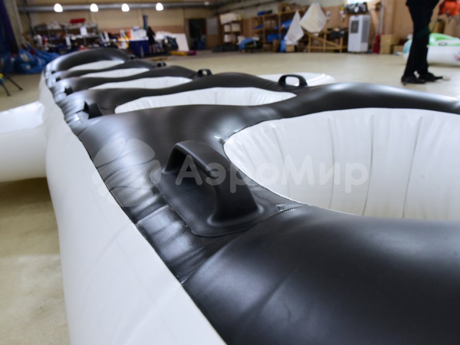 Самолет — игровое оборудование на силу и ловкость