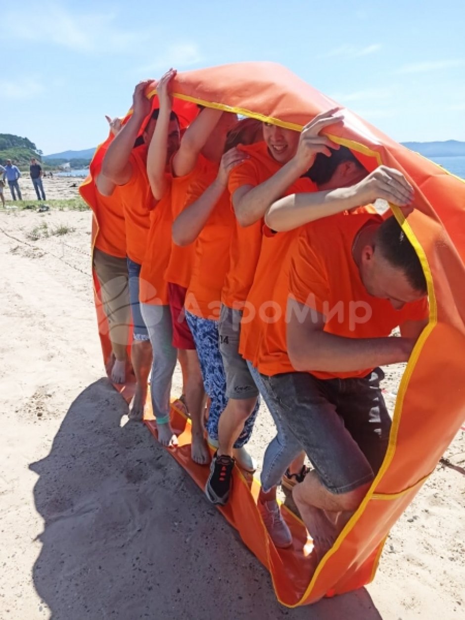 Гусеница — забавный реквизит для эстафет зимой и летом