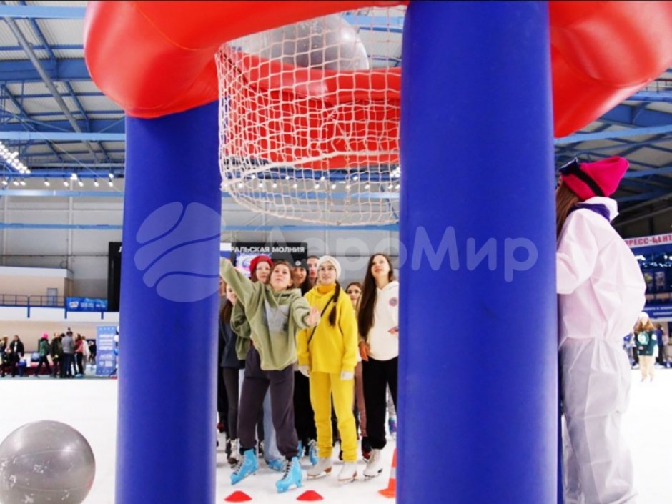 Большое баскетбольное кольцо с гигантским мячом