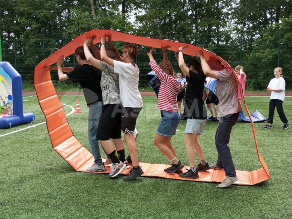 Гусеница — забавный реквизит для эстафет зимой и летом