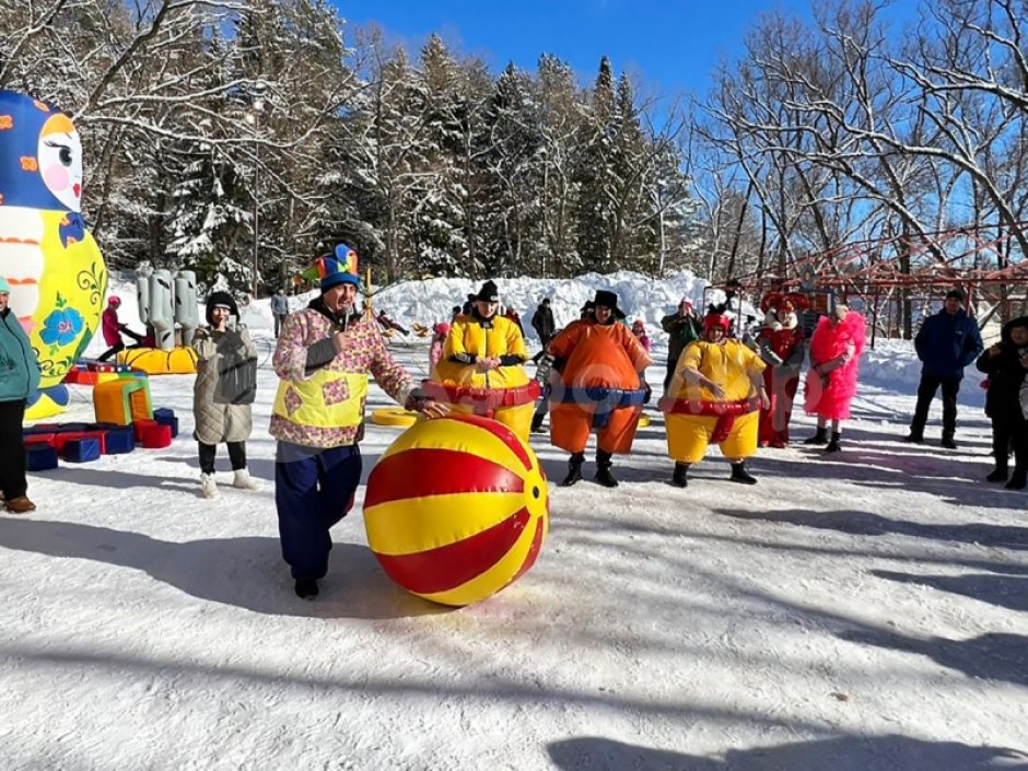 Сумобол — забавный командный аттракцион с большим мячом