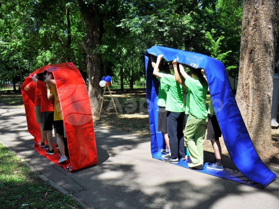 Гусеница — забавный реквизит для эстафет зимой и летом